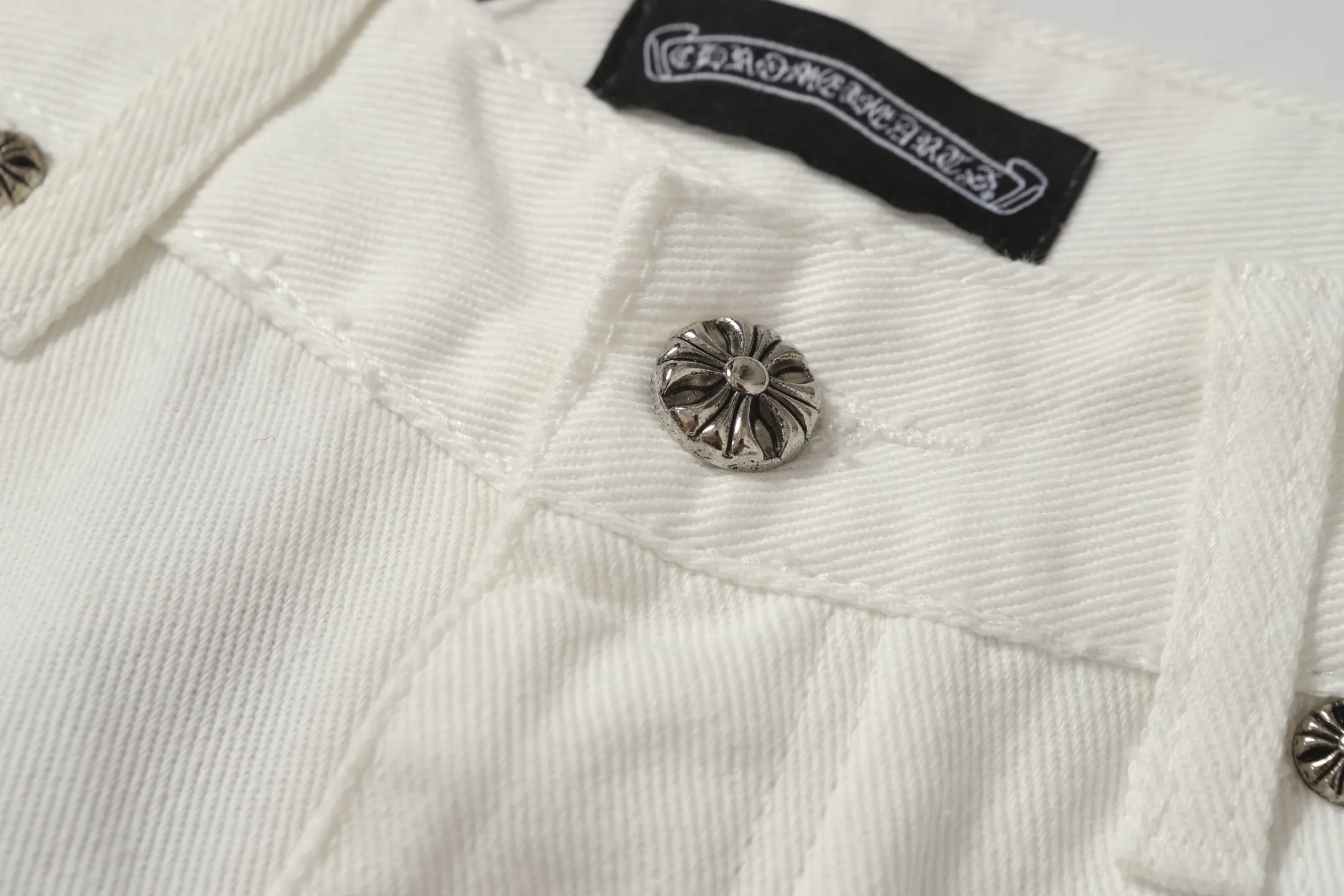 P256 Actual photo [High quality] Code: LH911 Color: Picture color Size: S to XXXL - Chrome Hearts/Chrome Hearts classic white cow series colored leather cross washed color cloth unisex denim trousers - Vibe style straight stacked god-level version - carbon fine bias denim color cloth - old vintage complete set of hardware - Chrome Hearts white cow series high version uses high ounce custom fabrics, enzyme washing and soft color fixation It is soft and thick to wear. The details are all made by hand-polished craftsmanship. All-over jacquard fabrics. Unique design style. Multiple processes to create a full retro feel. Niche unique non-colliding shirts. Customized distressed spray-painted buttons. Craftsmanship in every detail. Size Pants length Waist Hips Unit cm S 98 68 100 M 99 72 104 L 100 76 108 XL 101 80 112 XXL 102 84 116 XXL 103 88 120
